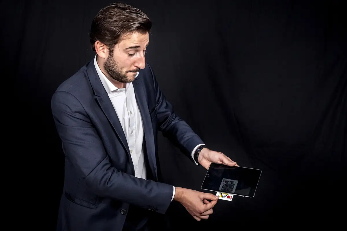 Tom Coss, magicien iPad : une carte apparaît depuis la tablette