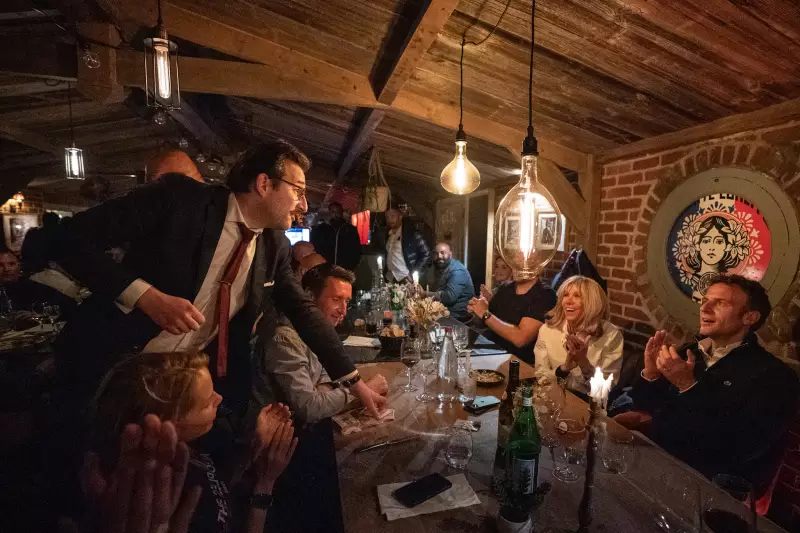 Magicien en passage de tables pendant un repas